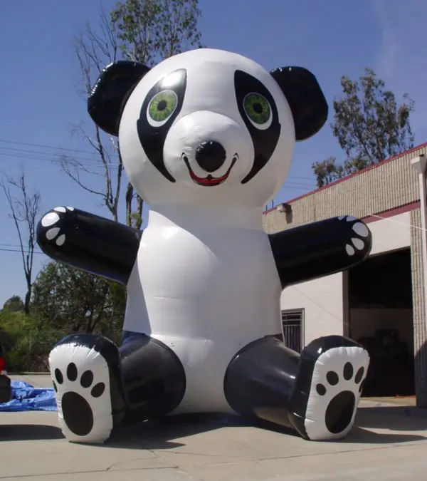 Figura hinchable gigante de un oso panda sentado