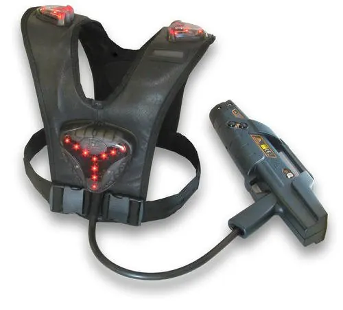 Chaleco de laser tag con sensores iluminados y su marcadora conectada