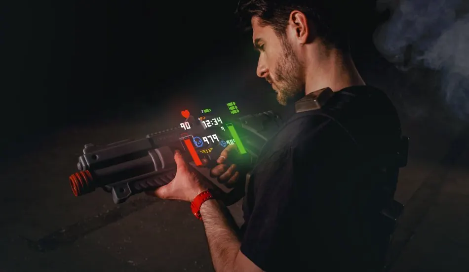 Jugador de laser tag con una marcadora de infrarrojos iluminada en una arena oscura