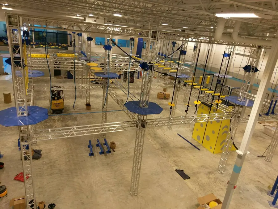 Montaje de un circuito Ninja de doble altura en una nave de Maryland, Estados Unidos