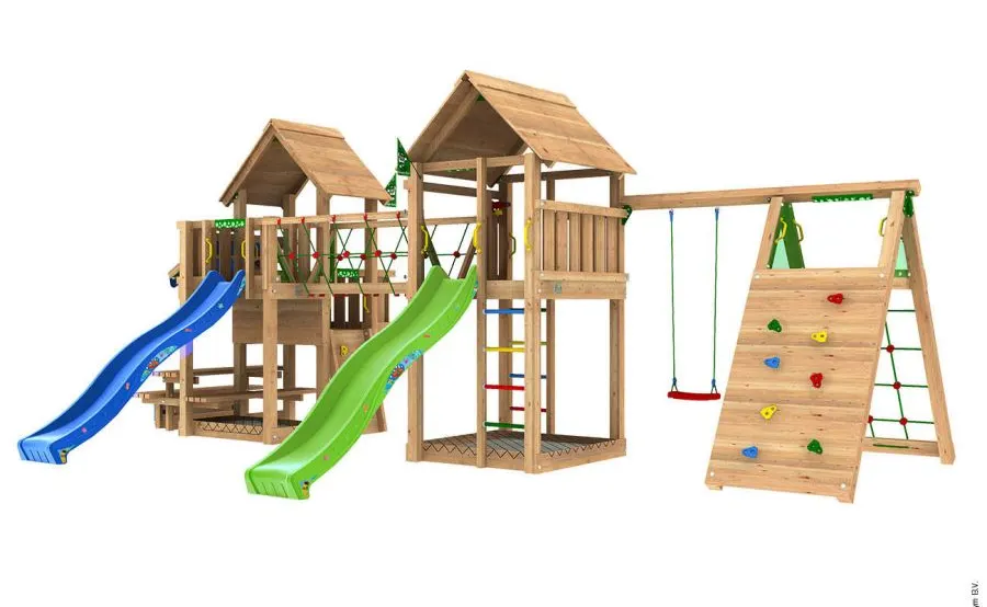 Parque infantil de madera con dos casetas, toboganes, columpios y muro de escalada