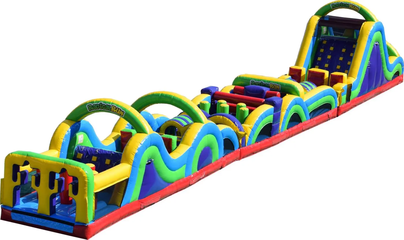 Pista americana hinchable de varios módulos con arcos, rampa de escalada y tobogán