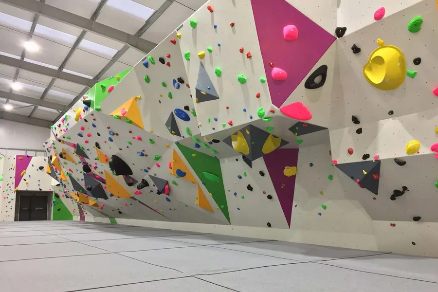 Rocódromo de bloque con paneles inclinados y presas de colores